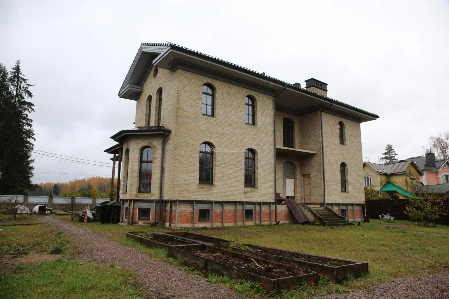 В продаже загородная резиденция с видом   на Павловский парк