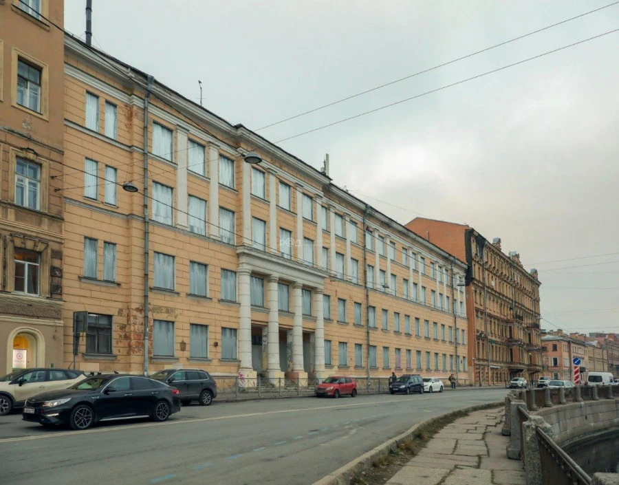 На продажу выставлено здание с видом на канал Грибоедова в Санкт-Петербурге