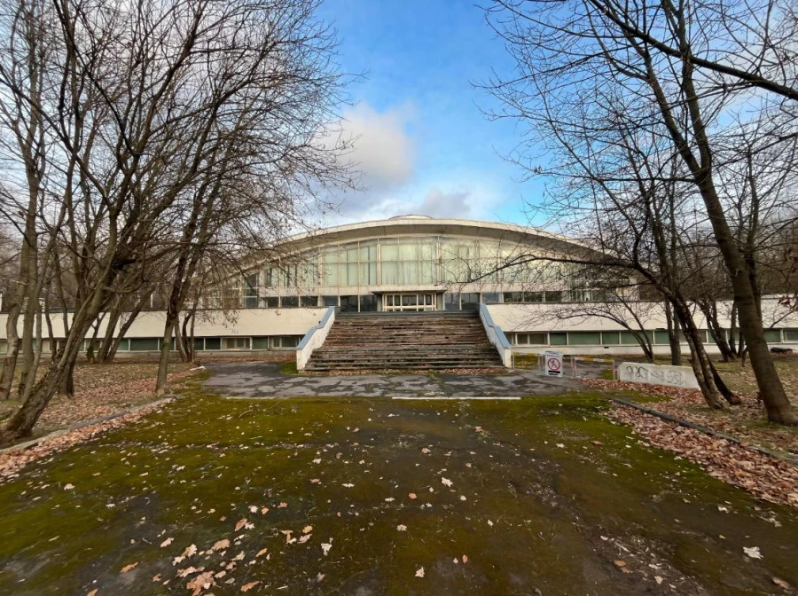 Уникальный спортивный стадион для падела и тенниса  в 5 км от центра Москвы