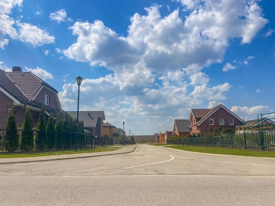 В продаже земельный массив 127,97 га с постройками коттеджном поселке «Малахово»
