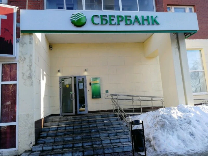 Единым лотом: Помещение на 1 этаже 372,4 кв. м., г. Екатеринбург, ул. Бебеля, д. 138; Здание (гараж), 51,2 кв. м, 16/100 доли в праве собственности на ЗУ, 1 440 кв. м, с. Туринская Слобода, ул. Первомайская, д. 24.