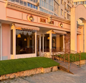 Продажа коммерческого помещения 114,6 кв.м рядом с набережной, с отдельным входом и панорамным остеклением в жилом доме на берегу Кубани.