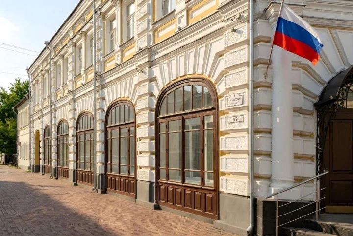 Здание ОКН "Торговый дом Вахромеева", кон.XVIII в., нач.XX в., общей площадью: 1 197,5 кв. м, с земельным участком 911 кв. м, в центре Ярославля, на улице Андропова, д. 9/9