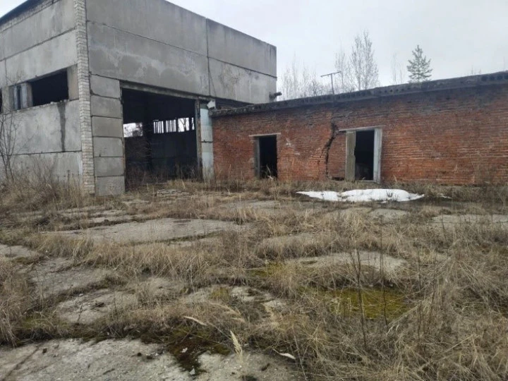 Нежилое строение , общей площадью 721,9 кв.м., с  земельным  участком, общей площадью 5 997 кв. м, расположенные по адресу: Тюменская обл, Тобольск, БСИ-2-квартал 3 тер,  лит. 9.