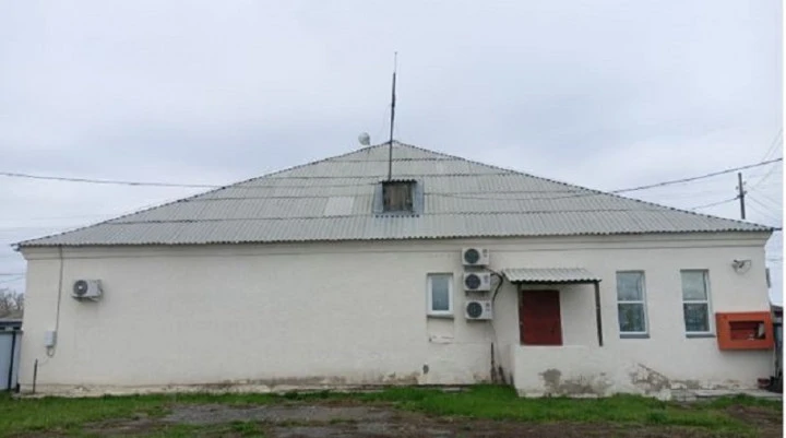Нежилые помещения, общей площадью 188,2 кв. м, ; доля 1156/1700 в праве общей долевой собственности на земельный участок , общей площадью 1 700 кв. м, расположенные по адресу: Курганская область, с. Звериноголовское, ул. Октябрьская, д. 40.