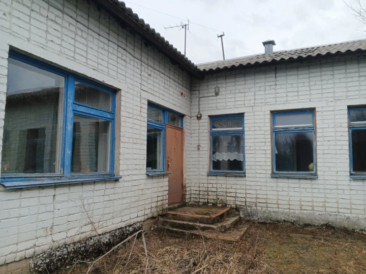 Нежилое здание с земельным участком, расположенные по адресу: Орловская область, р-н. Урицкий, с/п. Городищенское, с. Муравлёво, ул. Казанская, д. 6,