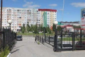 Административное здание банка, площадь 9130 кв. м, кадастровый номер 86:11:0102011:43, а также земельный участок площадь 9135 кв. м, з, кадастровый номер 86:11:0101008:81.