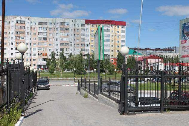 Административное здание банка, площадь 9130 кв. м, кадастровый номер 86:11:0102011:43, а также земельный участок площадь 9135 кв. м, з, кадастровый номер 86:11:0101008:81.