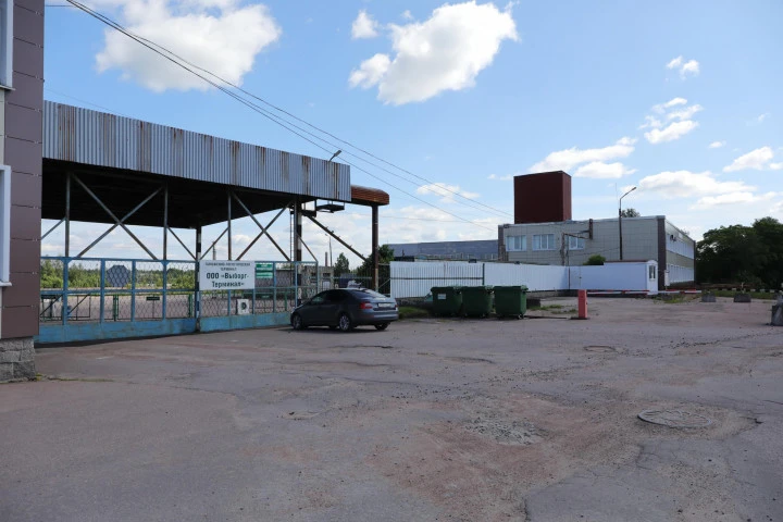 Склад временного  хранения с закрытой  и открытой площадкой  и рефрижератором.