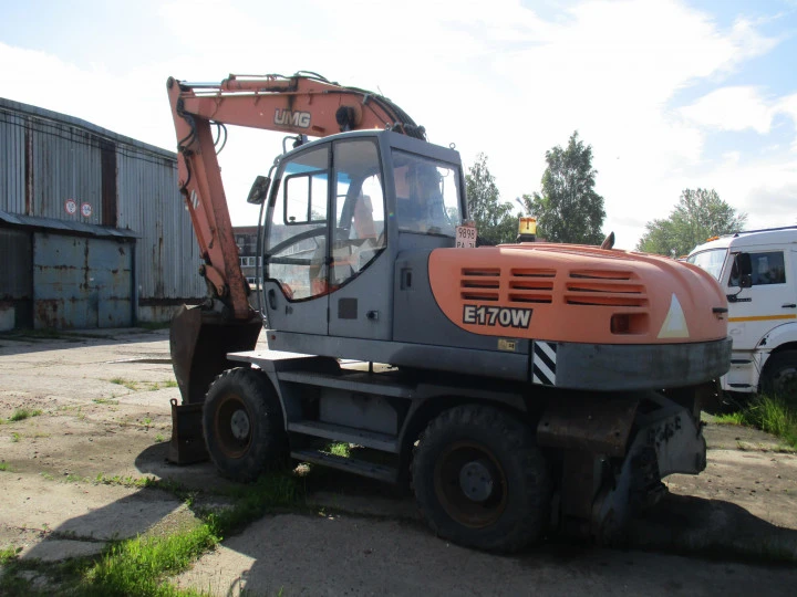 Экскаватор E170W