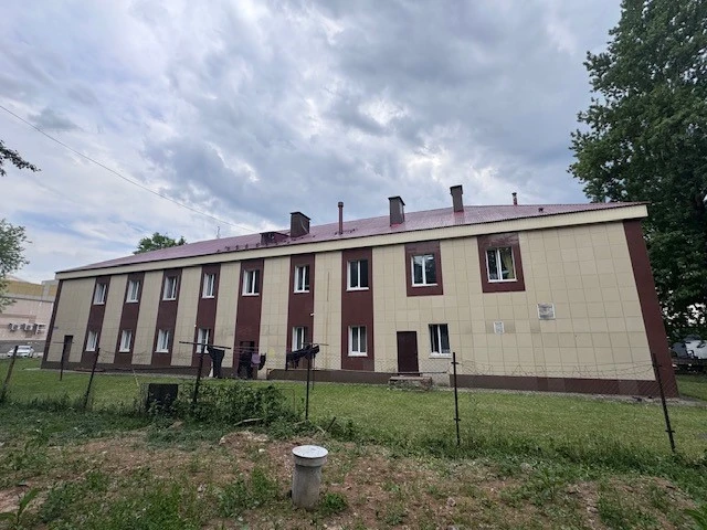 Здание общежития, 818,9 кв. м, зем.уч., 2 112 кв. м, адрес: г. Подольск, пр-д Авиаторов, д. 10, 2 эт.,  кад. №  50:55:0010287:29, кад. №  50:55:0010290:17, земли населенных пунктов, под общежитием, ограничения прав на зем.уч., предусмотренные ст 56 ЗК РФ.