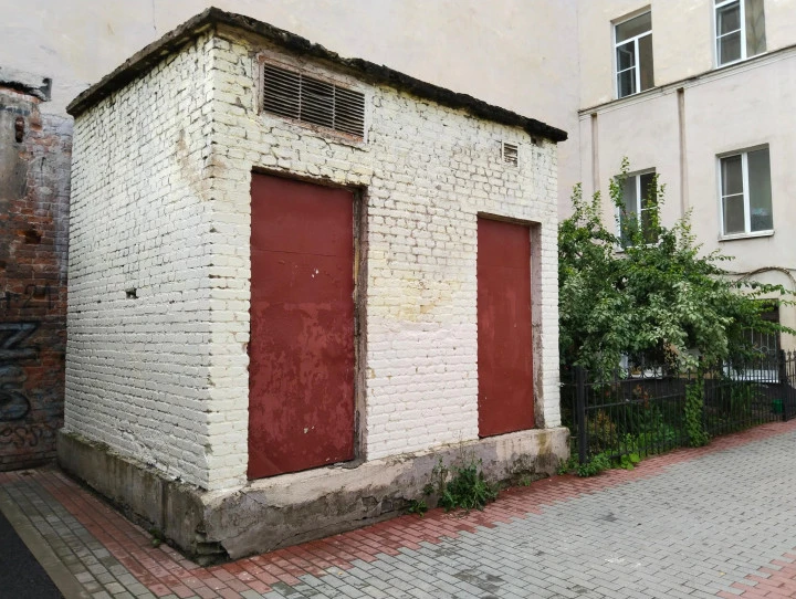 Здание с участком