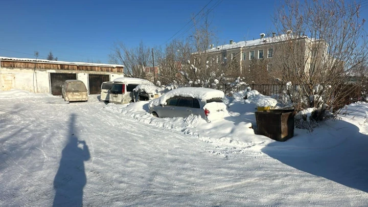 Здание нежилое, площадью 488,9 кв.м., кадастровый номер 14:36:104015:5138  с земельным участком, площадью 1147 квюмю по адресу: Республика Саха (Якутия), г. Якутск, ул. Стадухина, д.81, корп. 5.
