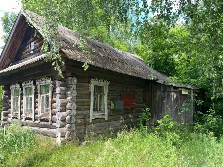 Нежилое здание площадью 37,9 кв. м и земельный участок площадью 281 кв. м, расположенные по адресу: Кировская область, р-н. Малмыжский, д. Захватаево, ул. Советская, д. 47.