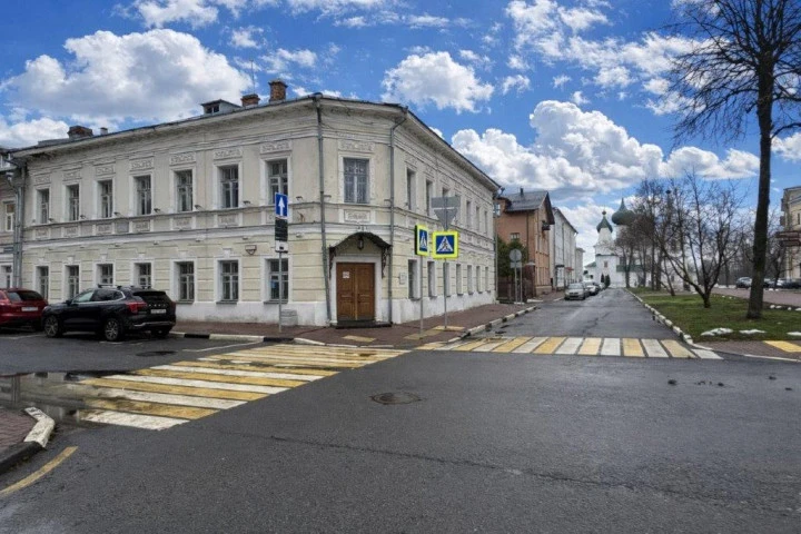 Здание (ОКН) 518,7 кв.м на земельном участке 320 кв.м в историческом центре города: Ярославская область, г. Ярославль, ул. Революционная, д. 9/4, с земельным участком