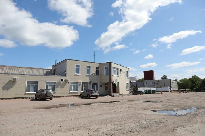 Склад временного  хранения с закрытой  и открытой площадкой  и рефрижератором.