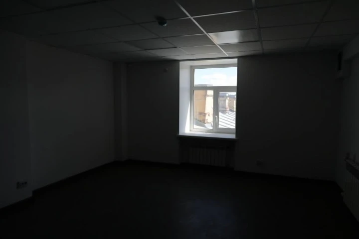 Право аренды помещения площадью 110,4 кв. м в Апраксином дворе.