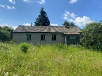 Нежилое здание (82,5 кв.м.) с земельным участком (2 205 кв.м.) расположенные по адресу: Российская Федерация, Орловская область,  Урицкий район, с/п Луначарское, д. Себякино, ул. Молодежная, д 20