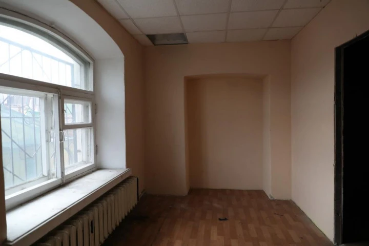 Право аренды помещения площадью 105,5 кв. м в Апраксином дворе.