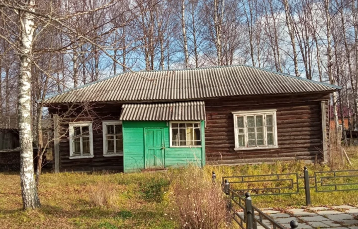 Нежилое здание, 1-этажное, площадь 106 кв.м, земельный участок, площадь 500 кв.м:  Ярославская область, р-н Переславский, с. Дмитриевское, ул. Школьная, д. 13