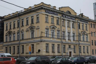 Здание с участком в центре Петербурга