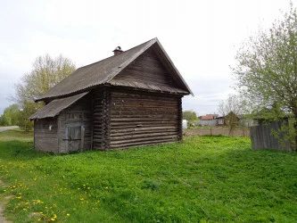 Земельный участок с деревянным зданием почты в Новгородской области