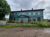Здание, 2-этажное, 489,9 кв.м с земельным участком 998 кв.м: Ярославская область, р-н Некрасовский, с. Бурмакино, ул. Центральная, д. 21, с земельным участком