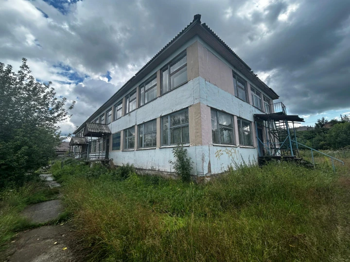 Продается нежилое здание, 1 482,1 кв. м с земельным участком, 4 534 кв. м, расположенные по адресу: Красноярский край, г. Енисейск, ул. Кирова, дом 129