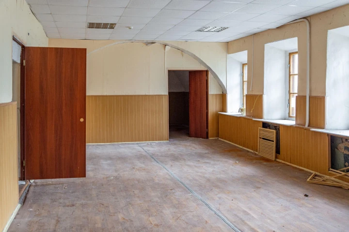 Имущественный комплекс в составе, которого: земельный участок, общей площадью 5 583 кв.м., кадастровый номер: 48:11:0470166:12, 2 здания и 2 сооружения, в т.ч. здание объекта культурного наследия «Здание торгового техникума», конец XVIII-начало XIX в.