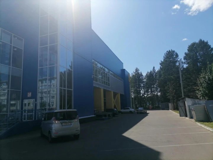 Торгово-развлекательный центр, общей площадью 6 893,5 кв. м и ЗУ площадью 7 197 кв.м. и 1 139 кв.м., расположенные по адресу: Иркутская обл, Саянск, Олимпийский мкр., дом 25а
