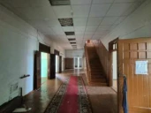 Здание, 2-этажное, 489,9 кв.м с земельным участком 998 кв.м: Ярославская область, р-н Некрасовский, с. Бурмакино, ул. Центральная, д. 21, с земельным участком