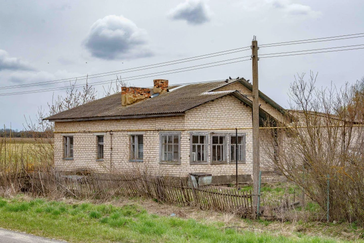 Здание 85,4 кв.м. и земельный участок 654,99 кв.м. по адресу: Российская Федерация, Орловская область, м.р-н Болховский, с.п. Злынское, д. Татинки, ул. Каштановая, д.1
