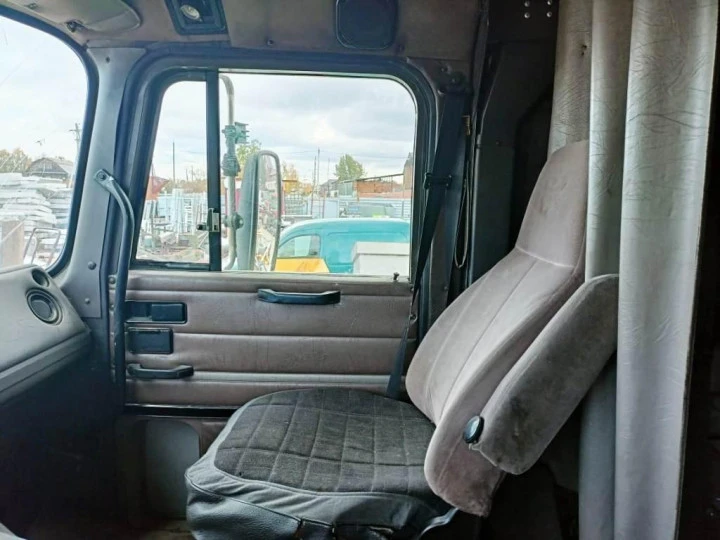 INTERNATIONAL 9800, бежевый, 1998, 928 864 км, 10.8 МТ (330 л.с.), дизель, задний, VIN 1HSRUAHR6XH593158.