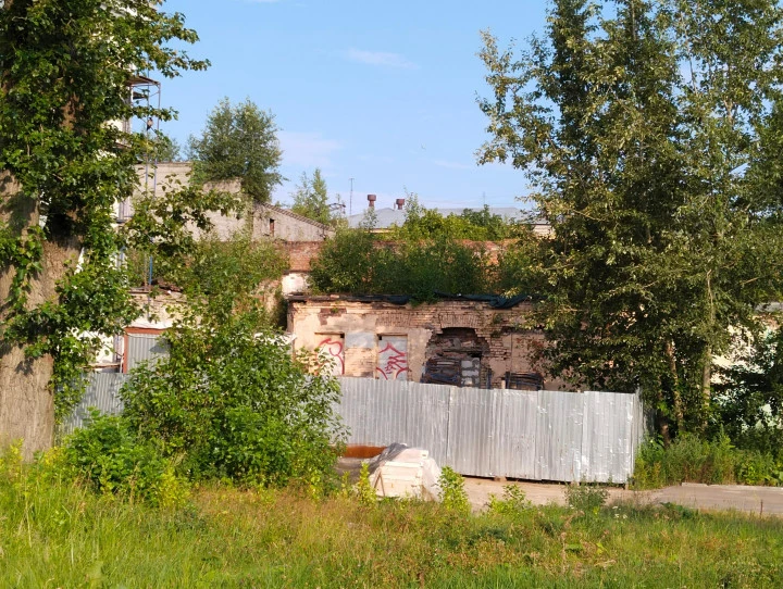 Здание 276,8 кв.м с участком под реконструкцию