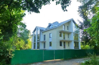 Здание с земельным участком в Петергофе