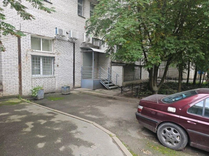 Нежилое помещение - 302,8 кв. м. на Комендантском проспекте