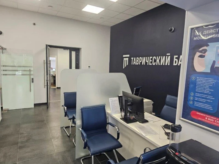 Административное здание с земельным участком в центре Соснового Бора