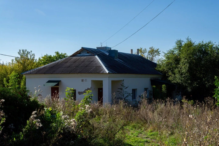Здание больницы площадью 1 022,9 кв.м. и земельный участок площадью 29 110 кв.м. по адресу: Липецкая область, Становлянский муниципальный округ, с. Ламское, ул. Школьная, д. 20