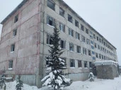 Здание казармы с зем.участком 6832 кв.м, назначение: нежилое, площадью 3 764,2 кв. м, этажность 4,: Республика Коми, г. Печора, п. Березовка