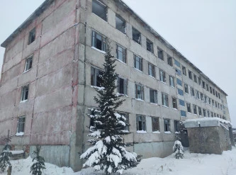 Здание казармы с зем.участком 6832 кв.м, назначение: нежилое, площадью 3 764,2 кв. м, этажность 4,: Республика Коми, г. Печора, п. Березовка