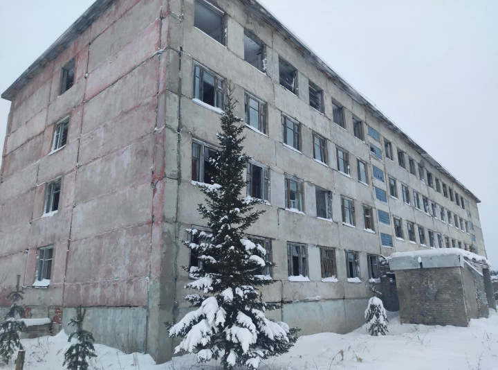 Здание казармы с зем.участком 6832 кв.м, назначение: нежилое, площадью 3 764,2 кв. м, этажность 4,: Республика Коми, г. Печора, п. Березовка