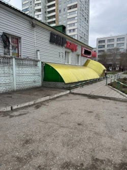 Здание, кад.номер 55:36:110101:2442, общей площадью 1 427,4 кв. м, кол-во этажей - 2, в том числе подземных - 1. Земельный участок, кад.номер 55:36:110101:32976, площадью 1 604 кв.м., Земельный участок, кад. номер 55:36:110101:32977, площадью 733 кв. м.