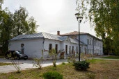 Имущественный комплекс в составе, которого: земельный участок, общей площадью 5 583 кв.м., кадастровый номер: 48:11:0470166:12, 2 здания и 2 сооружения, в т.ч. здание объекта культурного наследия «Здание торгового техникума», конец XVIII-начало XIX в.