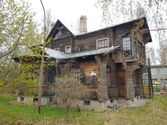 Историческое здание с участком в Ломоносове
