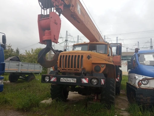 Кран автомобильный на базе шасси УРАЛ-5557-1151-40