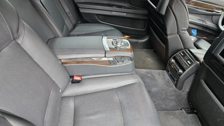 Автомобиль BMW 750Li