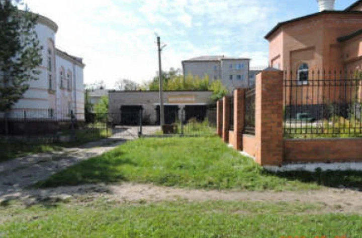 Здание Банка, площадью 1415,6 кв.м., с гаражом, площадью 188,7 кв.м., по адресу: Амурская область, г. Шимановск, ул. Комсомольская, д. 33