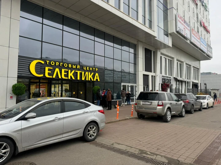 Нежилое помещение 1100 кв.м офисного назначения, расположенное в торгово-офисном центре "Селектика" на Варшавском шоссе г. Москвы.