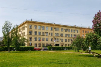 Продажа помещения с земельным участком в центре города.