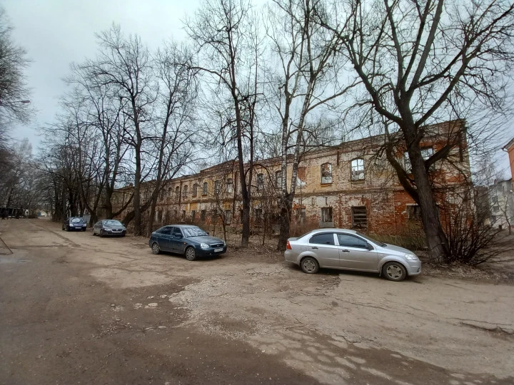 Нежилое здание, 2-этажное, площадь 2 188,5 кв. м., адрес: Ярославская область, муниципальный округ Переславль-Залесский, город Переславль-Залесский, площадь Комсомольская, дом 39.ОКН «Дом специалистов бумагопрядильной мануфактуры Борисовских».